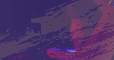 Sahnede mikrofona şarkı söyleyen kadın şarkıcı, müzik endüstrisi grafikleri ve mor dokuları sunuyor. Performans, vokal, sahne, eğlence, sanatsal, dramatik, karamsar