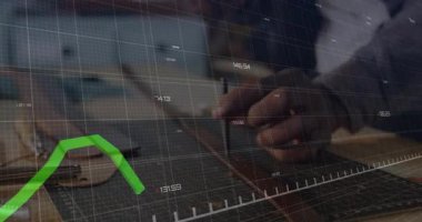 Ahşap masada notlar yazan bir adam, yükselen yeşil çizgiyle finansal şebekeyi örtüyor. Profesyonel, analitik, minimalist, kurumsal, büyüme, üretkenlik, çalışma alanı