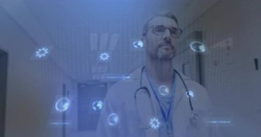 Erkek doktor hastane koridorunda yürüyor, steteskop takıyor ve yüzen tıbbi veri grafikleri gösteriyor. Klinik, sağlık, teknoloji, gelecek, teşhis, profesyonellik, temizlik