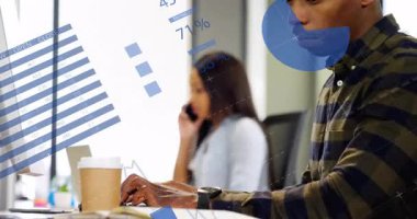 Akıllı telefon kullanan ve teknoloji ofisinde yazan iş arkadaşları, mavi dijital kaplamaları gösteriyor. Teknoloji, işbirliği, dijital, yenilik, profesyonellik, iletişim, iş akışı