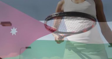 Bayan tenisçi, Jordan bayrağını harmanlayarak sahada çekim yapmaya hazırlanıyor. Atletizm, fitness, yarışma, aktivite kıyafeti, yaz, motivasyon, açık hava