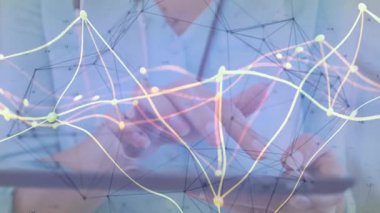 Holografik düğümlere dokunurken steteskop takan doktor tıbbi veri ağını gösteriyor. Sağlık, teletıp, yenilik, teknoloji, fütüristik, klinik, dijital