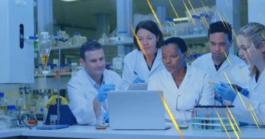 Bilim adamları laboratuardaki araştırma verilerini analiz ederek yüzen test tüpü simgelerini gösteriyorlar. Araştırma, yenilik, teknoloji, işbirliği, deney, keşif, analitik