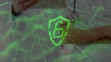 Kadın doktor, tıbbi siber güvenliği destekleyen erkek doktorla birlikte asma kilidi işaret ediyor. Sağlık, teknoloji, siber güvenlik, dijital, meslek, yenilik, işbirliği