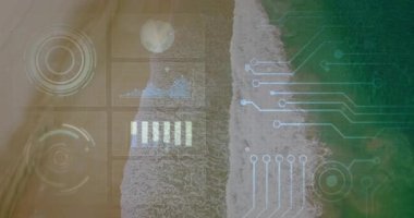 HUD grafikleri ve devre çizgileri plaj ve suyu kaplarken siluet sahil boyunca yürüyor. Gelecek, teknoloji, arayüz, dijital, kıyı, manzara, minimalizm