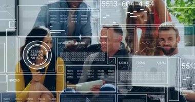 İş ofisinde işbirliği yapan beş profesyonelden oluşan ekip cihazlarda veri örtüşmeleri gösteriyor. İşbirliği, yenilik, teknoloji, takım çalışması, modern, dijital, başlangıç