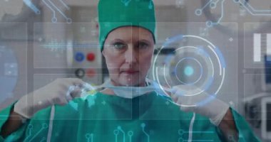 Kadın cerrah, tıbbi ameliyathanede kapak kayışlarını ayarlıyor, dijital HUD grafikleri sergiliyor. Tıbbi, yenilik, fütüristik, sağlık, steril, teknoloji, kesinlik