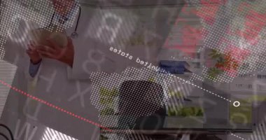 Doktor tableti tutuyor ve tıbbi verileri inceliyor, yüzen dünya haritasını ve kırmızı çizelgeyi gösteriyor. Sağlık, teknoloji, analitik, profesyonellik, yenilik, belgeler, çalışma alanı