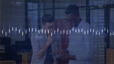 Ofiste tablet üzerinde işbirliği yapan iki adam, teknolojik analitik çubuklar ve sayısal örtüler sergiliyorlar. İşbirliği, takım çalışması, modern, yenilik, veri, analitik, dijital