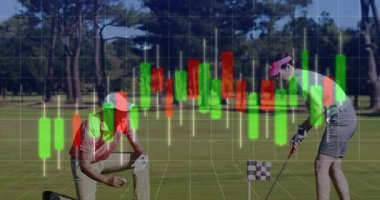 Erkek golfçü, kadın golfçünün yanında diz çöküp yeşil giyerek finans tablosunu gösteriyor. Atletik, işbirliği, profesyonel, modern, açık hava, boş zaman, strateji