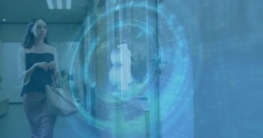 Sanal Bitcoin grafiği gösteren profesyonel navigasyon akıllı telefonu ve fintech terminali. Teknoloji, yenilik, fütüristik, dijital, kullanıcı arayüzü, finans, veri görselleştirmesi