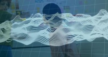 Teknoloji ofisinde çalışan kadınlar yapışkan notlar ve şebeke ile veri dalgaları örtüşüyor. Yenilik, takım çalışması, dijital, fütüristik, beyin fırtınası, işbirliği, çalışma alanı