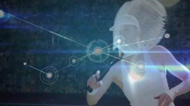 Kadın tenisçi dışarıda raket sallıyor, teknoloji ağı örtüşmesini gösteriyor. Atletik, spor, aktif, modern, işbirliği, bağlantı, yenilik
