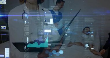 Kadın doktor hastane yatağında hasta verilerini inceliyor, yüzen çizelgeler ve grafikler gösteriyor. Tıbbi, sağlık, tanı, klinik, sağlık, teknoloji, meslek