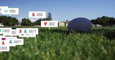 Rugby hazırlayan erkek sporcu, yüzen sosyal medya ikonlarıyla spor teknolojilerini sergiliyor. Spor, dijital katılım, açık hava, atletizm, minimalist, fitness, rekabet