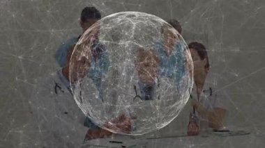 Tıbbi ekip toplantı masasında işbirliği yapıyor, holografik dünya bağlantılarını araştırıyor. İşbirliği, yenilik, sağlık, teknoloji, takım çalışması, profesyonellik, fütüristik
