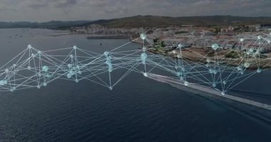 Dijital ağ kıyı kasabasını birbirine bağlayan düğümleri kaplıyor, sürat teknesinin körfezde hareket ettiğini gösteriyor. Sahil, marina, bağlantı, teknoloji, deniz, manzara, fütüristik