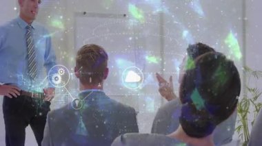 Toplantı odasının önünde duran sunucu bilgisayarları, bulutları, akıllı telefon simgelerini yansıtıyor. Teknoloji, işbirliği, takım çalışması, yenilik, şirket, iletişim, modern