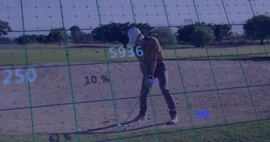 Golfçü kum sığınağında salıncak hazırlıyor, şebeke ve performans ölçümlerini gösteren golf teknolojisi kullanıyor. Spor, eğlence, analitik, açık hava, yenilik, strateji, profesyonellik