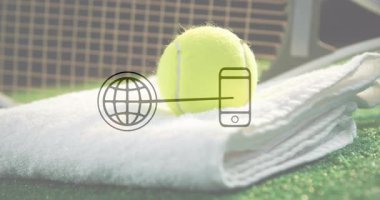 Sarı tenis topu katlanmış havluda dinleniyor, ağ örüyor, raket ve bağlantı simgeleri düz dizayn ediliyor. Spor malzemeleri, açık hava aktivitesi, fitness, minimalizm, dinamik, bağlantı, spor kıyafetleri.