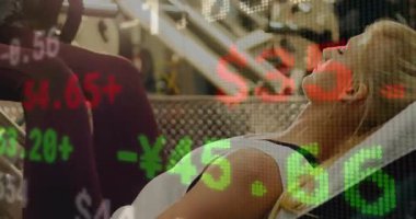 Kadın spor salonunda bacak egzersizi yapıyor, animasyon sermaye numaraları ve oklar gösteriyor. Spor, güç, motivasyon, sağlık, performans, dayanıklılık, eğitim