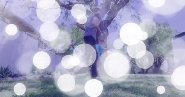 Baba ve oğlu çimlerde futbol topunu tekmeliyor. Animasyon sağlık ikonu ve form çizelgesi gösteriyorlar. Aile, eğlence, açık hava, boş zaman, atletik, oyun alanı, sağlıklı yaşam tarzı