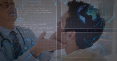 Doktor teletıp sınavında hastanın boğazını dijital devre ve dünya ikonu ile inceliyor. Tıbbi, profesyonel, geleceksel, sağlık, teknoloji, tele sağlık, tanı