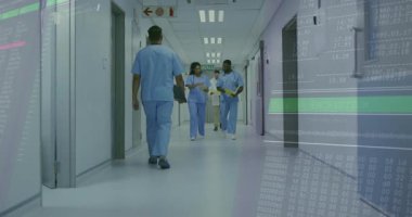 Hastane koridorunda tablet ve panoyla yürüyen tıbbi ekip animasyon veri akışlarını örtüyor. Sağlık, takım çalışması, profesyonellik, teknoloji, klinik, işbirliği, teşhis
