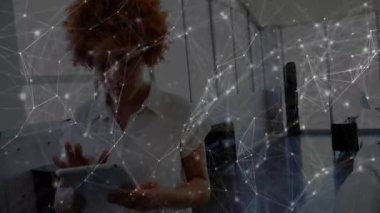 Yazıcının yanında tablet kullanan kadın ofis çalışanı teknoloji veri ağı kaplamasını gösteriyor. İşbirliği, bağlantı, yenilik, modernlik, dijital, teknoloji, üretkenlik