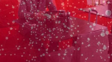 Kafe salonundaki yetişkin erkek tıklama tableti ekranın üzerinde yüzen animasyon finans grafiklerini gösteriyor. İş dünyası profesyoneli, yenilik, çağdaş, çalışma alanı, boş zaman, bağlantı, kentsel