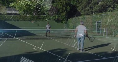 Kulüp sahasında raketle tenis oynayan arkadaşlar, animasyon çizelgeleriyle spor analitiği sergileyen arkadaşlar. Açık hava, atletik, enerjik, boş zaman, rekabet, manzara, takım çalışması