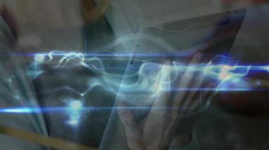 Çalışma alanında elinde tablet tutan bir kadın teknoloji için girdap gibi mavi veri ışığı efektleri sergiliyor. Gelecekçi, yenilikçi, dijital, teknoloji, bağlantı, eğitim, çalışma alanı