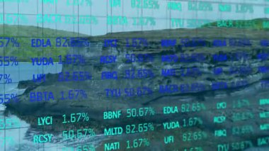 Sakin okyanus ve bitki örtüsü üzerinde yüzen neon borsa saatlerini gösteren engebeli bir uçurum. Kıyı, jeolojik, manzara, modern, dijital, teknoloji, ufuk