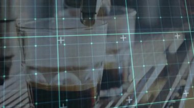 Metal iskele filtresi, cama espresso dökerek turkuaz ızgarayı düz tasarımla kaplıyor. Endüstriyel, teknoloji, hassasiyet, içecek, minimal, modern, barista