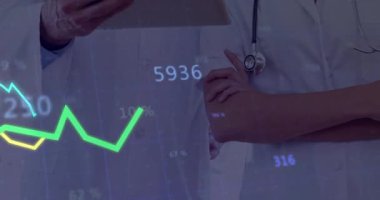 Tıp bürosunda tableti inceleyen iki doktor, veri eğilimlerini gösteren animasyon çizelgesiyle birlikte. Tıbbi, sağlık, teknoloji, analiz, profesyonellik, işbirliği, dijital