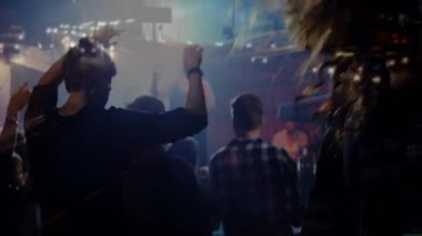 Erkek dansçı canlı müzik kulübü pazarlama klibinde sola hareket ediyor, animasyon ışık çizelgeleri ve sis ile. Performans, konser, aydınlanma, eğlence, seyirci, hava, atmosfer
