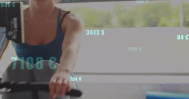 Kardiyo makinelerinde çalışan üç spor arkadaşı, finans alanında yüzen dijital para değerlerini gösteriyor. Fitness, yoldaşlık, dijital, teknoloji, canlılık, sağlık, egzersiz