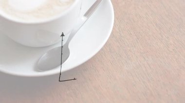 Yukarı doğru veri grafiği yansıtan Latte sanat kahve fincanı masanın üstüne konarak iş büyümesini iletiyor. Minimalist, samimi, modern, iş dünyası, üretkenlik, tasarım, estetik açıdan memnun edici