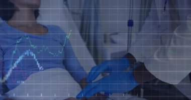 Erkek hasta yatakta yatarken hemşire klinikte serumunu ayarlıyor. Finansal hat grafikleri gösteriyor. Sağlık, tıbbi, teknoloji, veri analizi, hasta bakımı, hastane, yenilik