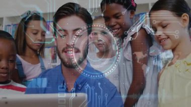 Öğretmen öğrencilere okulda tablet üzerinde eğitim keşfi yaptırıyor, devrenin HUD 'unu gösteriyor. Eğitim, yenilik, teknoloji, öğrenme, fütüristik, işbirliği, çeşitlilik