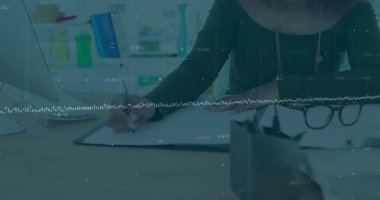 Modern ofisteki tablette dijital tasarımlar çizen kadın, yüzen animasyon teknoloji simgelerini gösteriyor. Yaratıcı, profesyonel, minimalist, enerjik, sanatsal, üretken, çalışma alanı