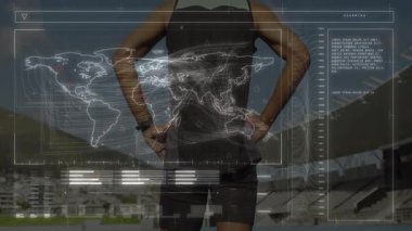 Sporcu erkek sporcu spor pistinde spor teknolojisi dünya haritası UI ve veri taraması ile ayakta duruyor. Sporcu, fitness, performans, açık hava, teknoloji, yenilik, motivasyon