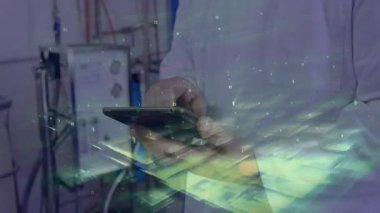 Laboratuvar teknisyeni akıllı telefonu endüstriyel laboratuvarda tutuyor, ikili çizelgeyi gösteriyor. Teknoloji, yenilik, sanayi, kesinlik, mühendislik, fütüristik, veri