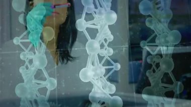 Laboratuvarda laboratuvar önlüğü giyen kadın bilim adamı moleküler hologramlar ve yüzen veri grafikleriyle laboratuvara bakıyor. Gelecekçi, yenilikçi, araştırma, biyoteknoloji, analitik, dijital, temiz