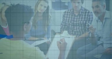 Ofiste işbirliği yapan profesyoneller tartışmanın üzerine animasyon finansal çizelgeler ekliyorlar. İşbirliği, takım çalışması, beyin fırtınası, üretkenlik, yenilik, modern, kurumsal