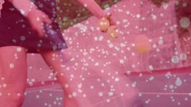 Tenis kortunda iki top tutan bayan sporcu, canlı ağ örtüsünü sunuyor. Atletik, spor, fitness, canlı, dinamik, açık hava, modern