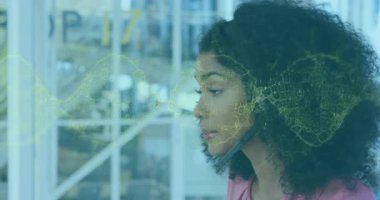 Müşteri hizmetleri temsilcisi, dijital ağ kaplamasını gösteren kulaklığa konuşuyor. Teknoloji, iletişim, profesyonel, modern, bağlantı, destek, çağrı merkezi