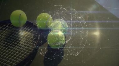 Dijital ağ altında parlayan üç tenis topu, desenli raket tellerinin üzerinde yüzüyor. Teknoloji, spor, yenilik, modern, dijital, fütüristik, soyut