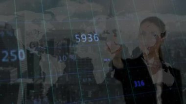 Teknoloji verilerini şehir siluetiyle karşılaştıran kadın dünya haritasını veri noktalarıyla örtüşüyor. Şirket, analitik, fütüristik, finans, teknoloji, profesyonel, modern