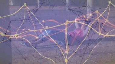 Kadın kapalı koridorda mekik çekiyor, parlak düğümler ve çizgilerle sağlık teknolojisi verilerini sergiliyor. Fitness, wellness, innovation, technology, urban, active, digital